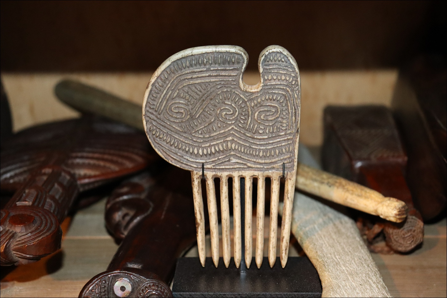 19th century Maori comb heru, 19th century Maori heru whalebone comb, maori artifact, 19th century maori tiki, hei tiki, antuque maori, maori artifact, maori club, polynesian tribal art antiques and weapons gallery, oceanic tribal art antiques and weapons gallery, ethnographic tribal art antiques and weapons gallery, 19ème siècle Maoris massue de guerre, looking to buy tribal antiques art and weapons, buying Maori antiques, buying Maori clubs, artifacts and weapons, buying Maori antiques, buying Maori clubs and artifacts, selling Maori antiques, selling Maori clubs and artifacts